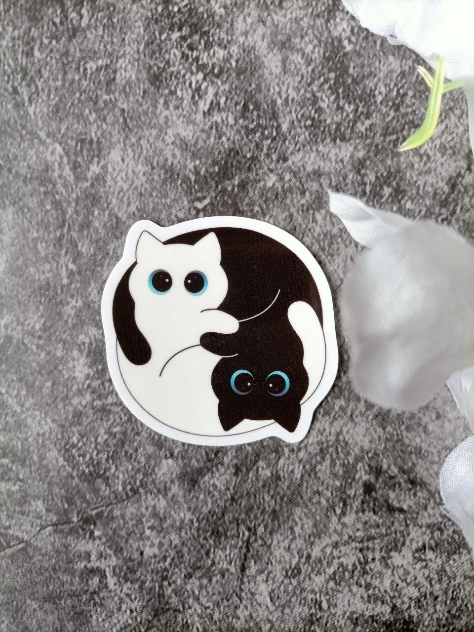 Sticker "Yin und Yang Kätzchen" blaue Augen von End of Horizon